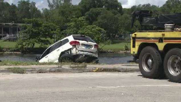 Minivan driver dies after crashing into Miami River - WSVN 7News ...