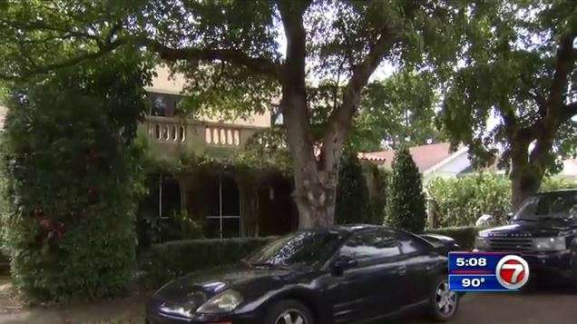 Duo scopes out Miami home, caught on camera - WSVN 7News | Miami News ...