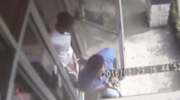 2 caught on camera swiping iPhones from Plantation store - WSVN 7News ...