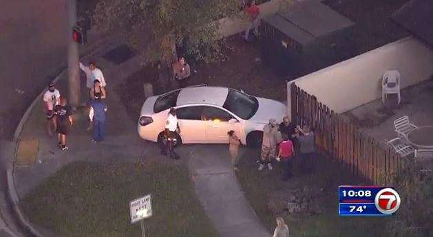 Car crashes into concrete wall in SW Miami-Dade - WSVN 7News | Miami ...