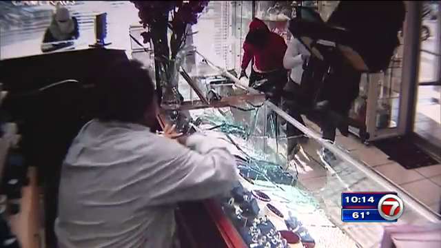 Robbers steal over $200K in jewelry from mall store; 1 in custody ...