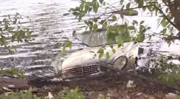 Car Crashes Into Hialeah Canal Driver Ok Wsvn 7news Miami News
