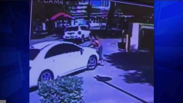 Pregnant mother ends up atop moving car trying to stop purse thieves ...