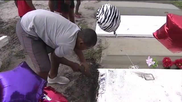 Families Say Graves Are Being Covered Up At Neglected Pompano Beach Cemetery Wsvn 7news 