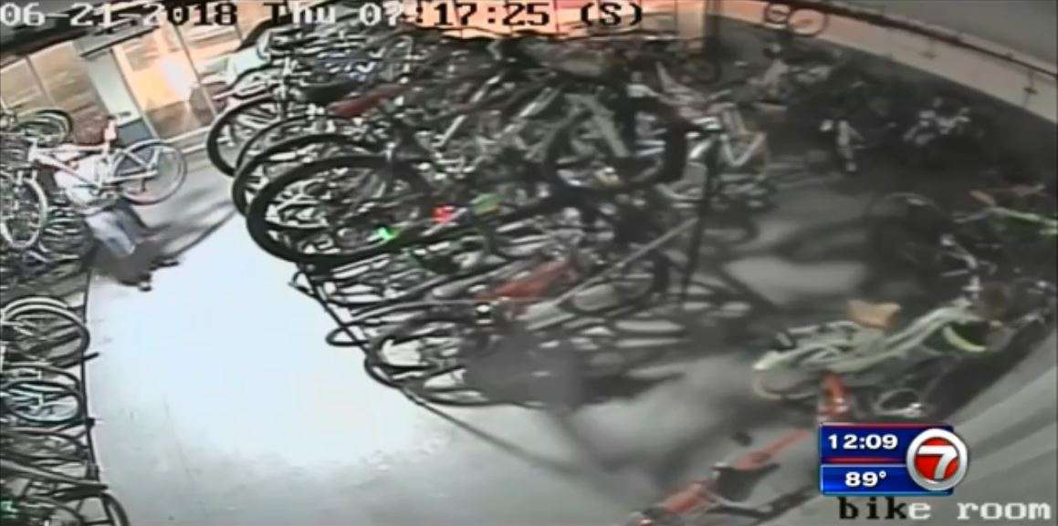 Crook caught on camera stealing 2 bikes in Brickell Key - WSVN 7News ...