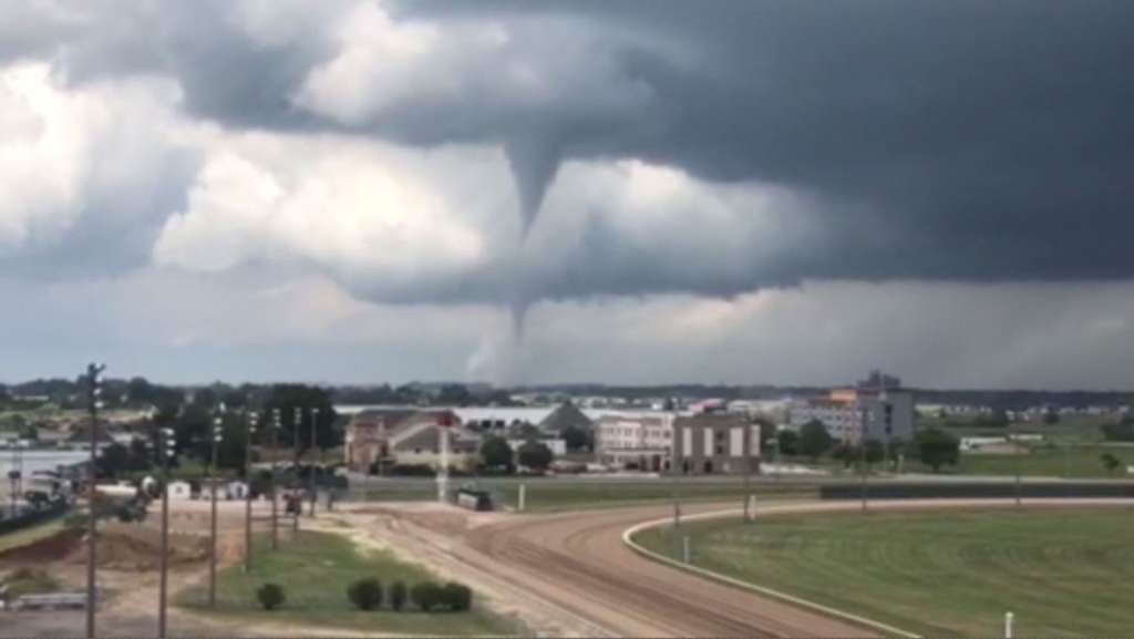 Iowa tornadoes hit unexpectedly, causing damage and injuries WSVN