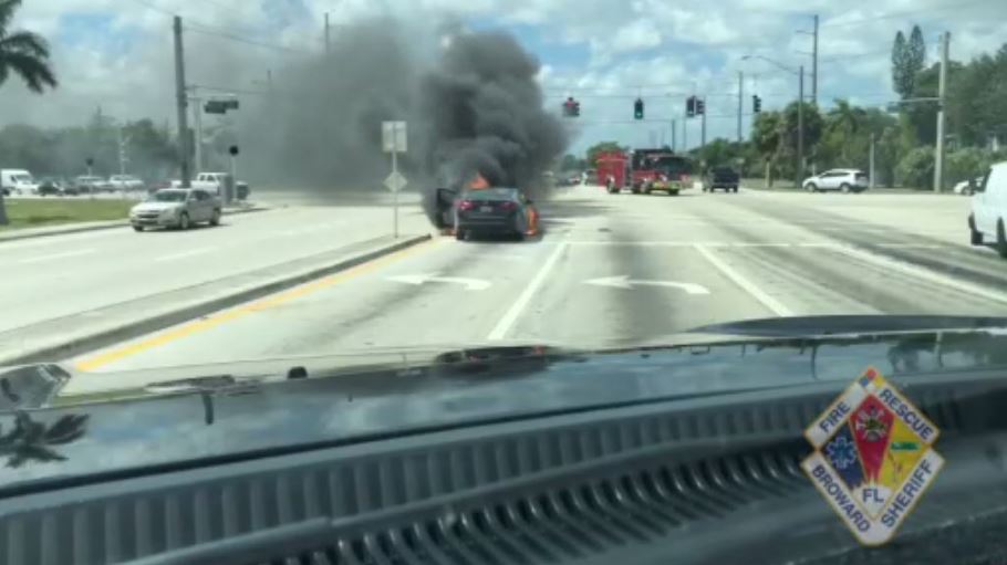 Car Destroyed In Deerfield Beach Fire No Injuries Wsvn 7news Miami News Weather Sports Fort Lauderdale