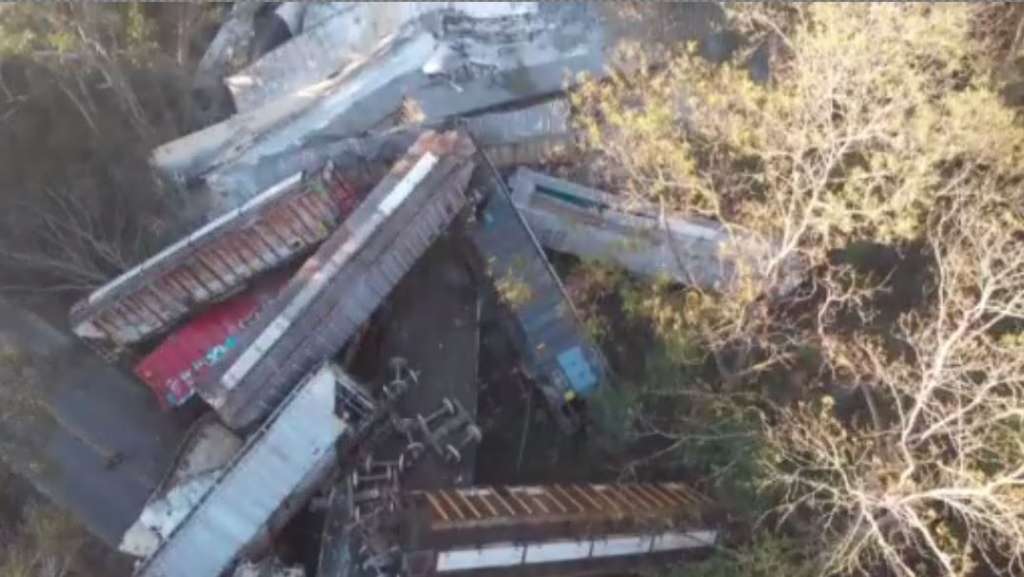 Rail cars fall from overpass; no injuries reported WSVN 7News