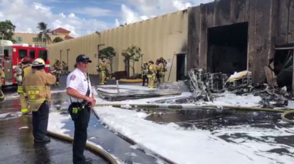 2 dead after plane crashes through building in Fort Lauderdale WSVN