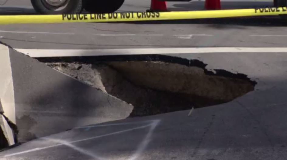Water main break causes sinkhole in NW Miami-Dade – WSVN 7News | Miami