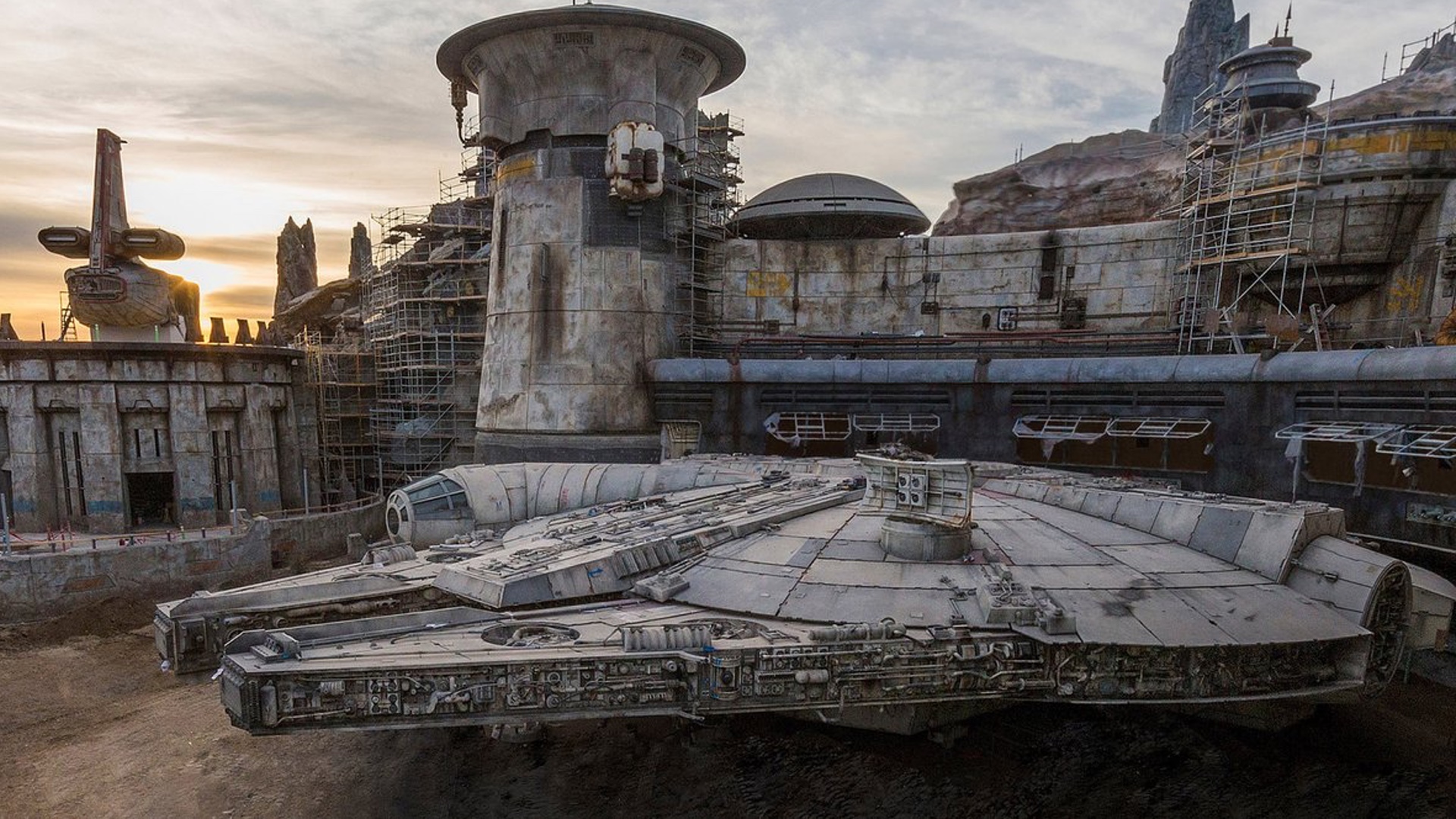 Disney unveils Millennium Falcon at ‘Star Wars’ land WSVN