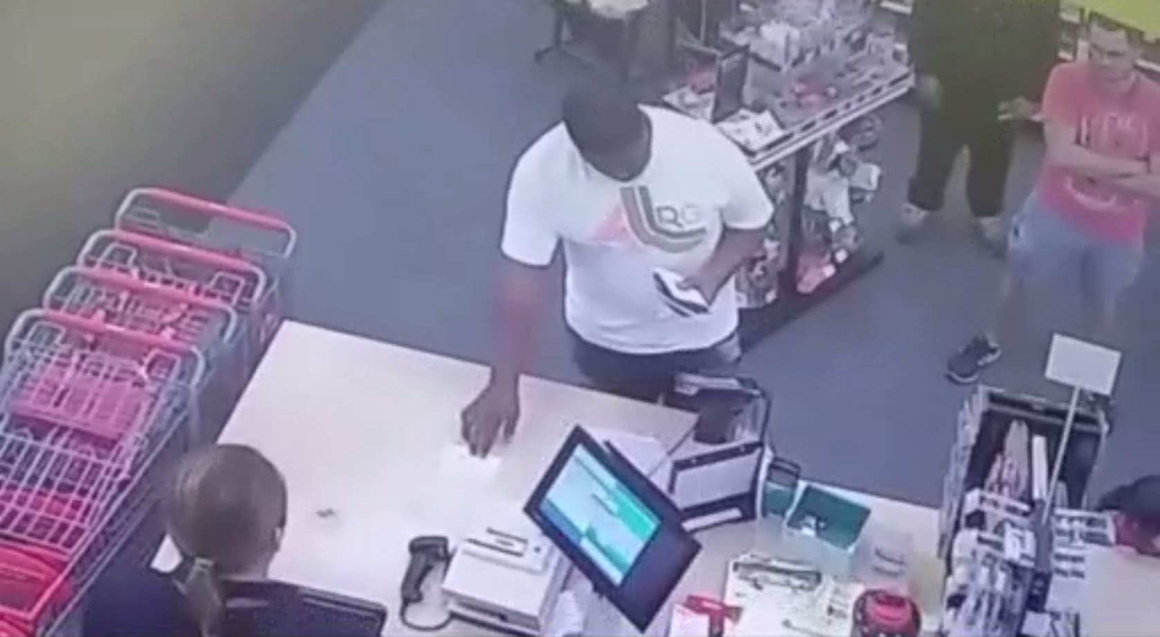 Deputies search for credit card thief caught on camera in Pompano Beach ...