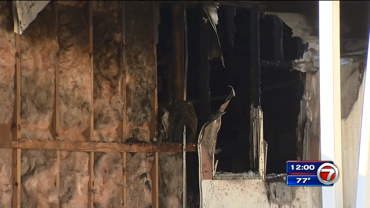 Family safely escapes mobile home fire in SW Miami-Dade - WSVN 7News ...