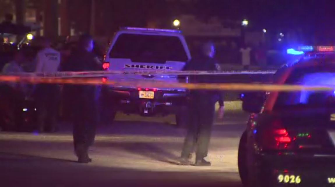 Man hospitalized after car plunges into lake in Lauderdale Lakes WSVN