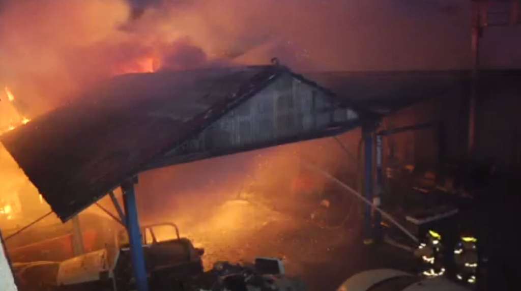 Multiple vehicles catch fire at Miami auto repair shop WSVN 7News