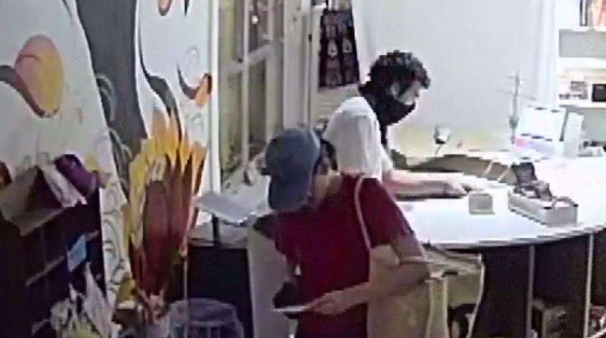 2 caught on camera burglarizing Fort Lauderdale gift shop - WSVN 7News ...