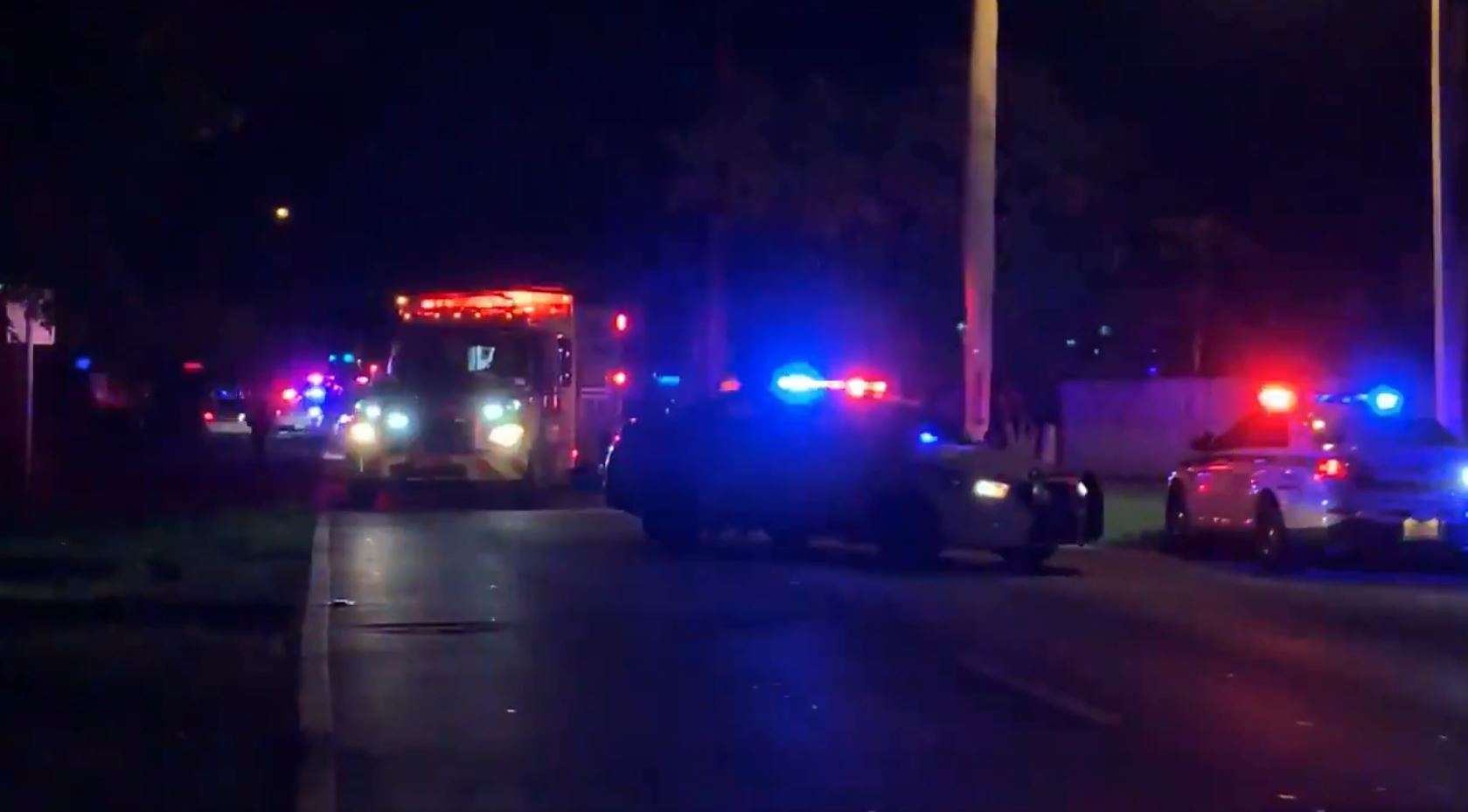 Man dead, officer transported after multi-vehicle crash in SW Miami ...