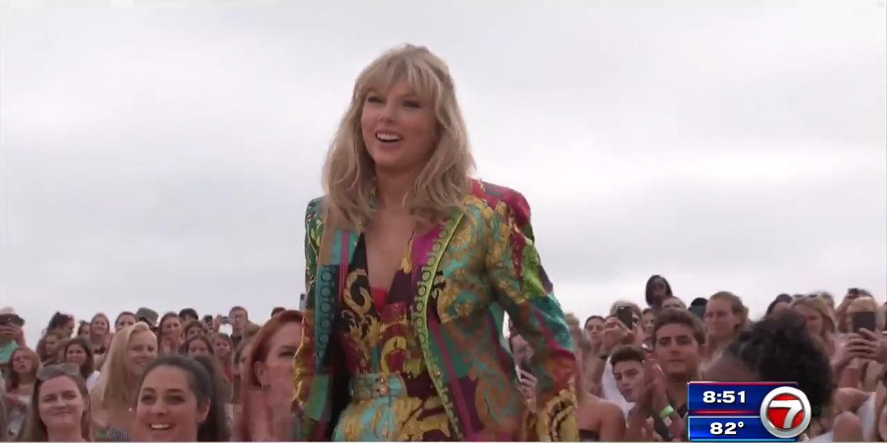 Taylor Swift surprises some of her fans with money donations - WSVN