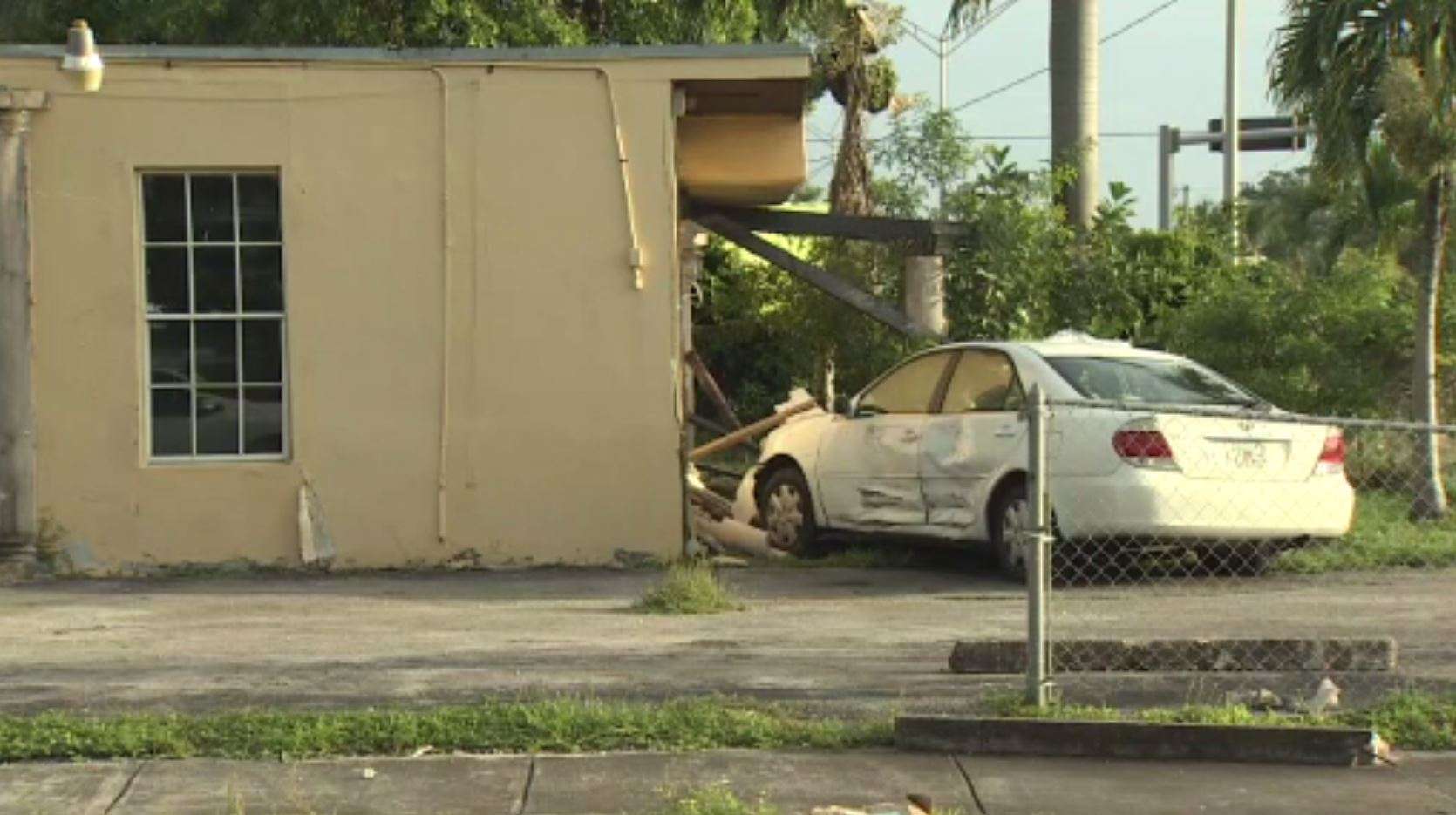 Car crashes into NW Miami-Dade home - WSVN 7News | Miami News, Weather ...