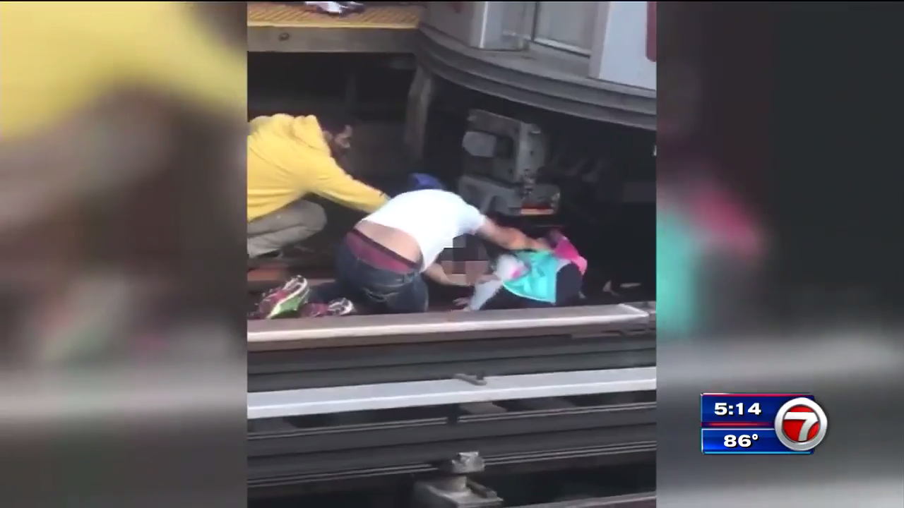 Father dies after jumping in front of moving train while holding 5year