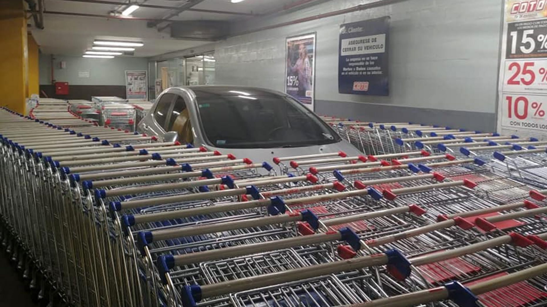 Supermarket employees prank person who parked car in shopping cart