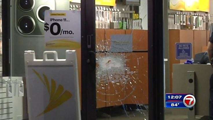 Fort Lauderdale Police searching for crooks in break-in at Sprint store ...
