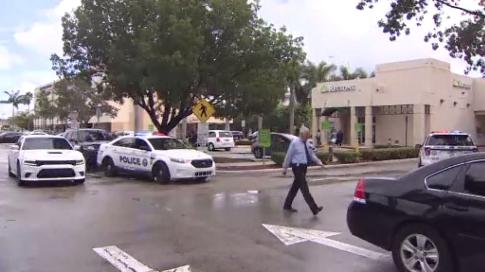 2 armed men steal victim’s car, cellphone in parking lot of Doral bank ...