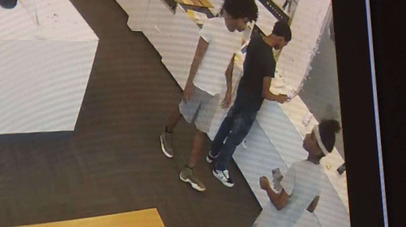 Police searching for 3 crooks who stole iPhones from Miami Shores store ...
