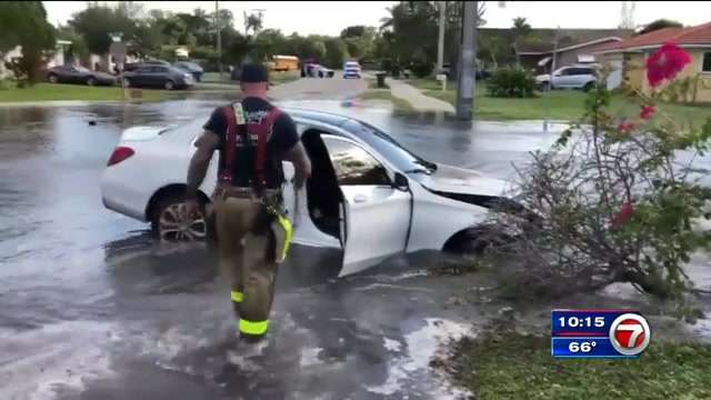 Car hits fire hydrant in Fort Lauderdale, causes street flooding - WSVN ...