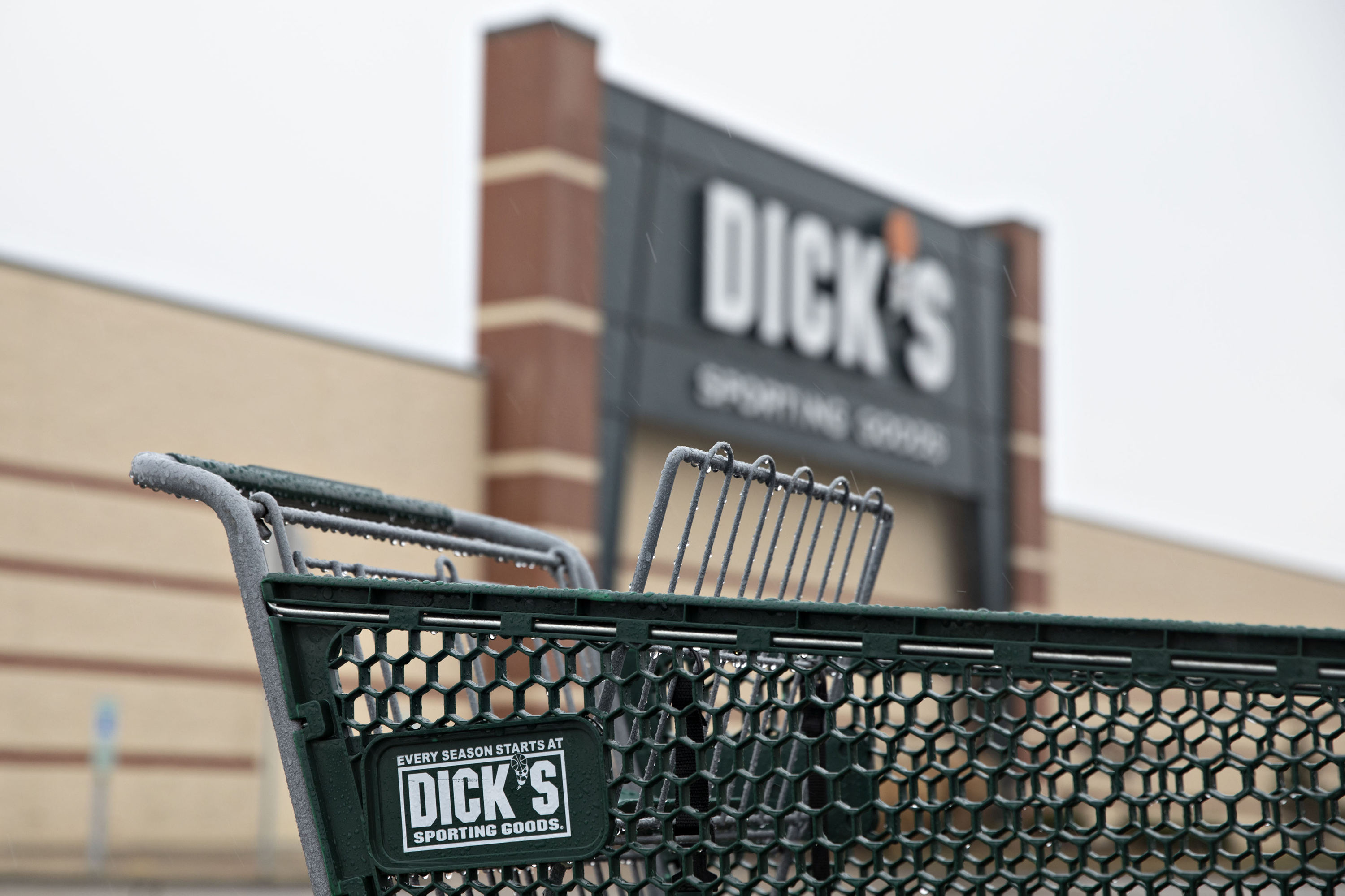 Dick’s Sporting Goods will stop selling guns at 440 more stores WSVN