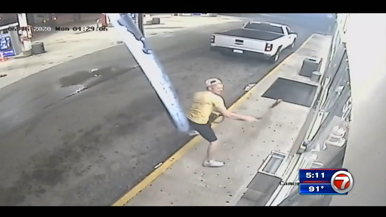 Police search for crook who burglarized Hialeah gas station WSVN