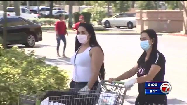 Denver, Colorado, USA. 2nd Aug, 2021. Patrons of Park Meadows Mall wear a  mask while shopping on Monday afternoon. Colorado extended mask mandate for  unvaccinated people in some public facilities. As of