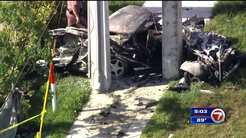 1 dead, 2 injured after car crashes into pole in SW MiamiDade WSVN