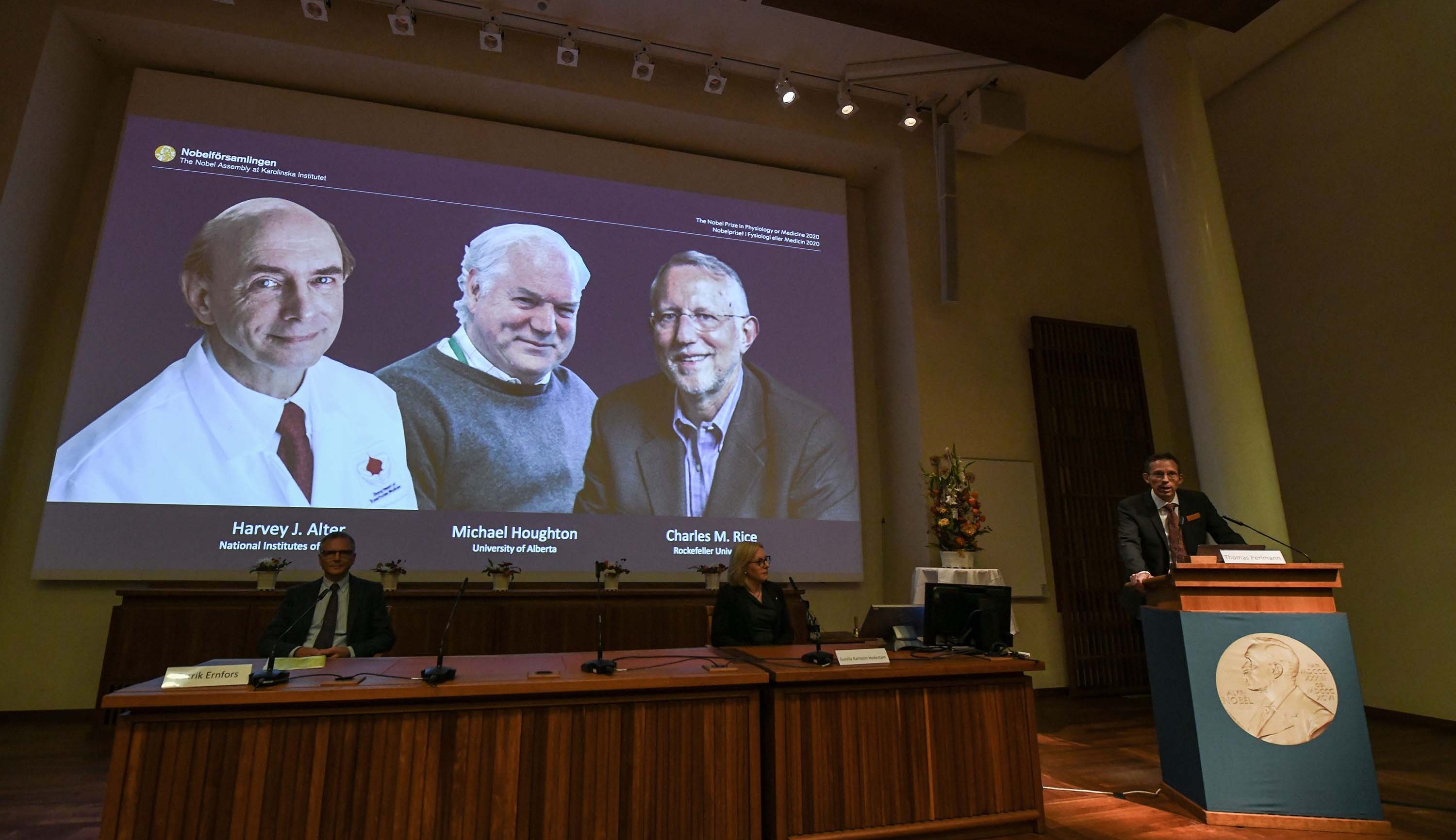 первый нобелевский лауреат по медицине. майкл хоутон. арвид карлссон. нобелевская премия 2019 по медицине и физиологии. Nobel 2019.