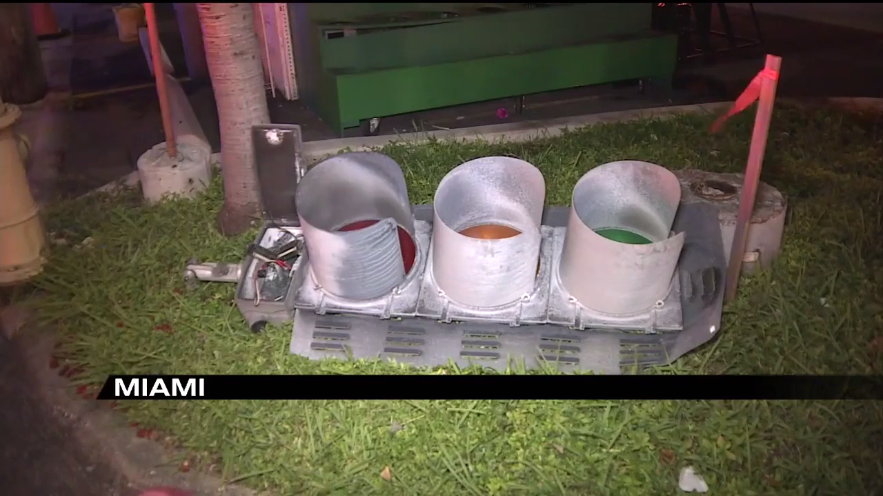 Traffic light falls, hits car at Miami intersection WSVN 7News
