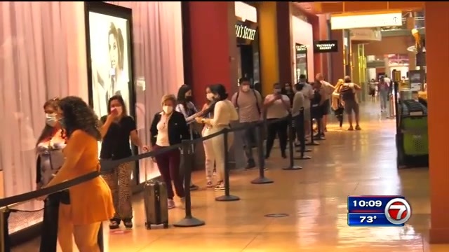Black Friday Draws Smaller Crowds To South Florida Malls Others Opt For Beach Day Wsvn 7news Miami News Weather Sports Fort Lauderdale