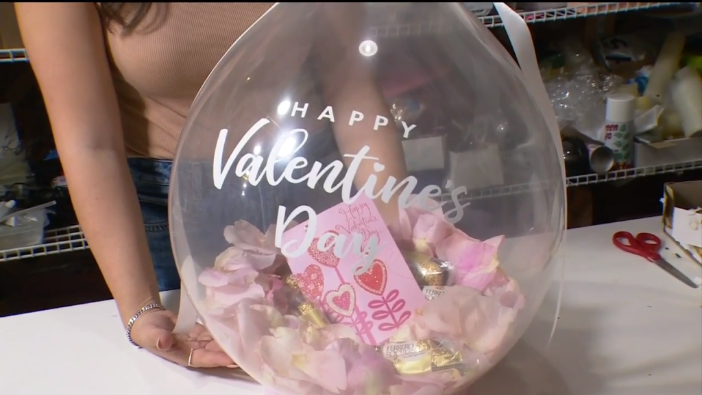 Give your Valentine exquisite balloons with flowers, chocolates from 2