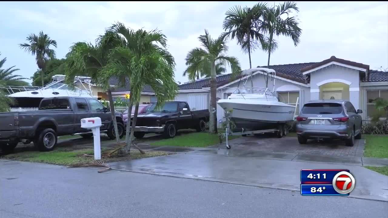 Man, woman robbed while walking in SW Miami-Dade - WSVN 7News | Miami ...