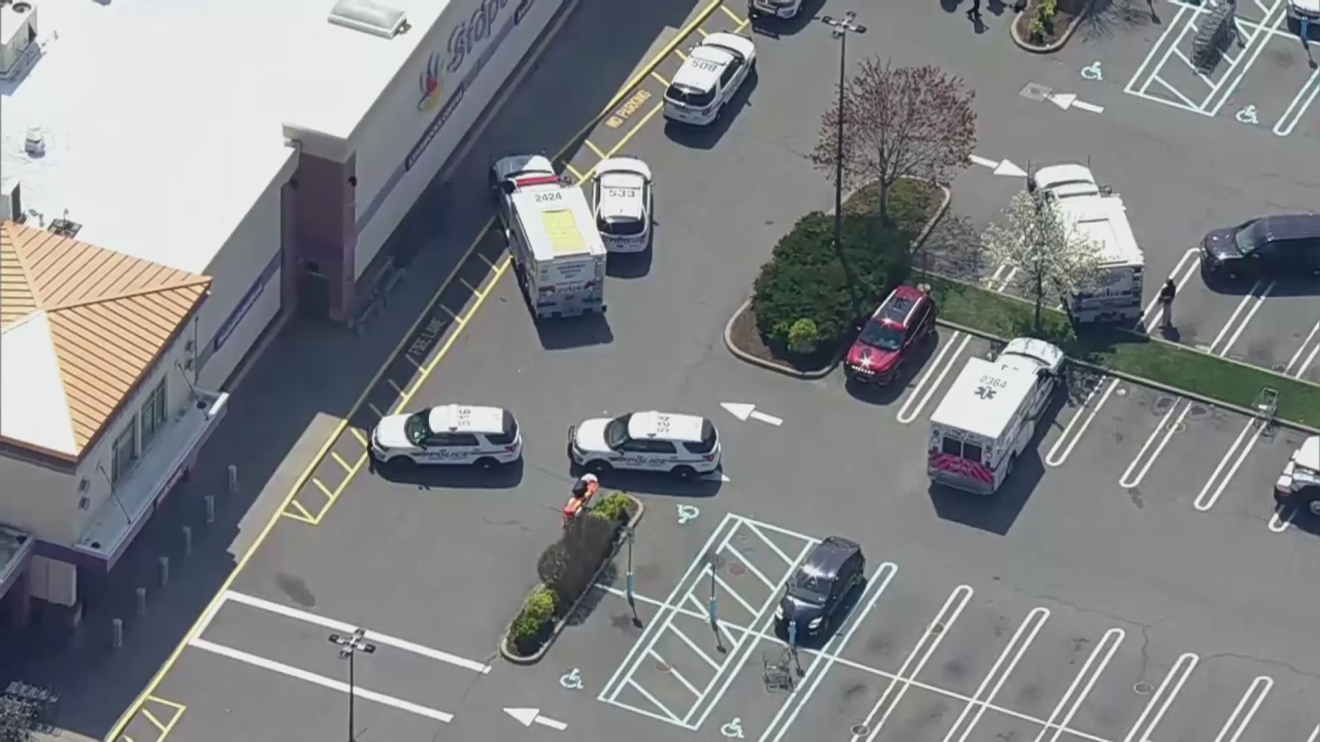 Police 1 killed, 2 wounded in shooting at NY grocery store WSVN