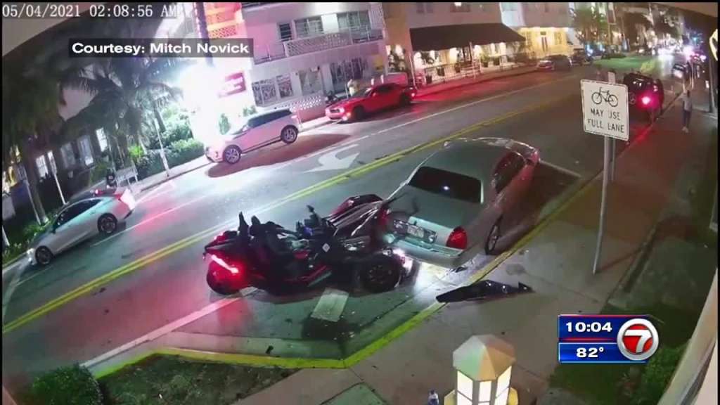 Driver crashes Slingshot into parked car in Miami Beach, flees WSVN