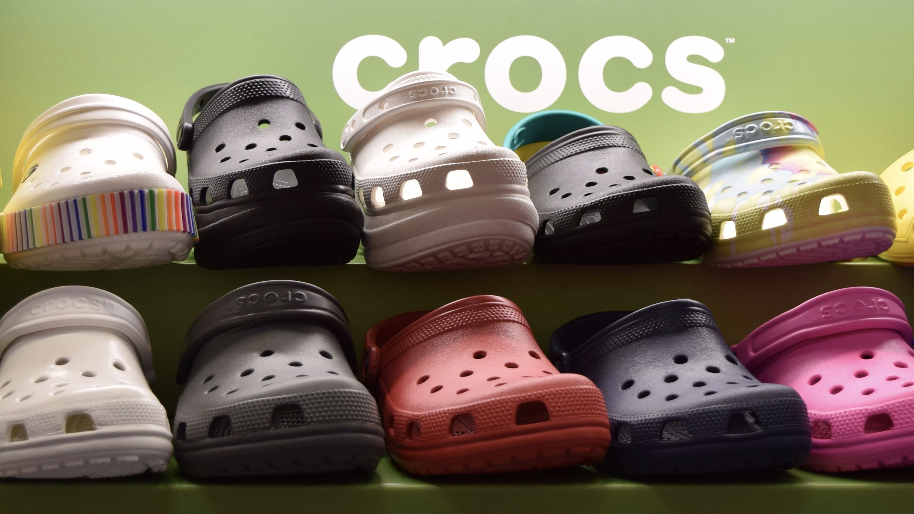 Crocs is once again donating its shoes to healthcare workers WSVN