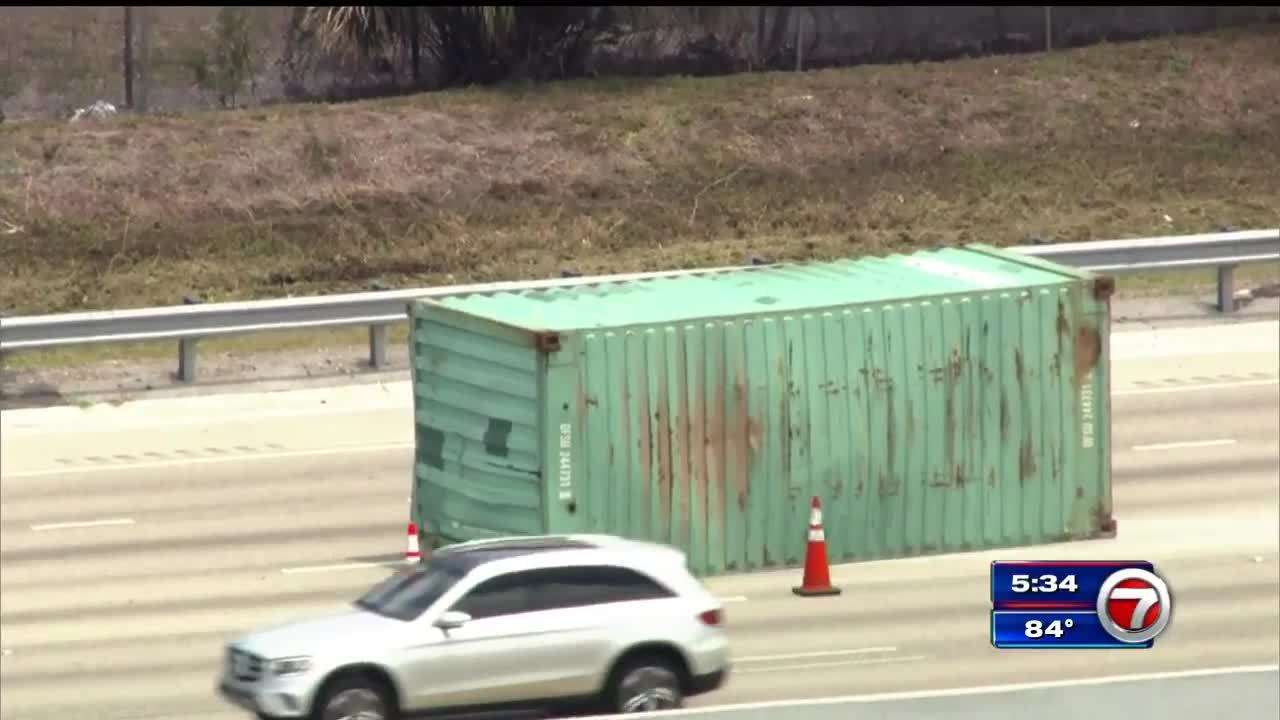 Container falls off semitrailer on I-95 in Oakland Park, causes traffic ...
