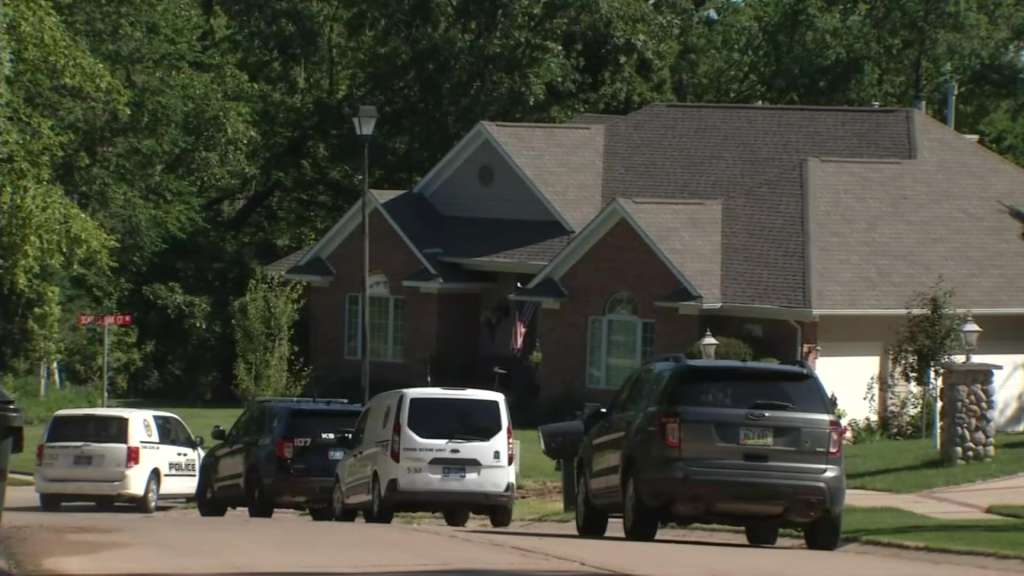 Iowa man charged with killing family blamed masked intruder WSVN