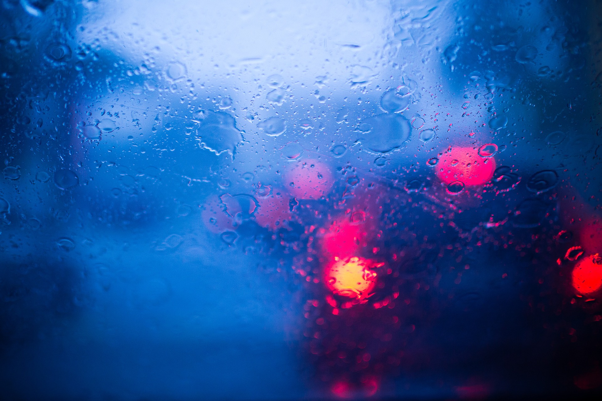 when driving in heavy rain drivers should use
