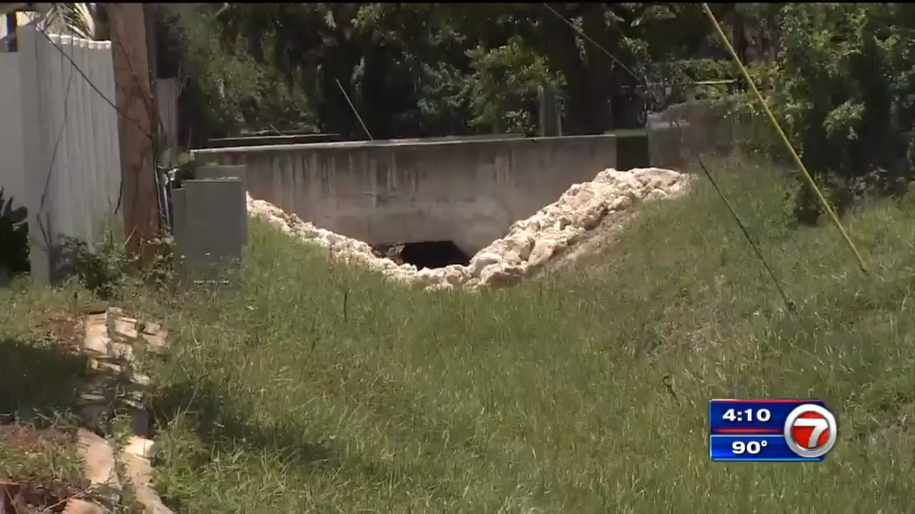 South Florida shores up neighborhoods ahead of Hurricane ...
