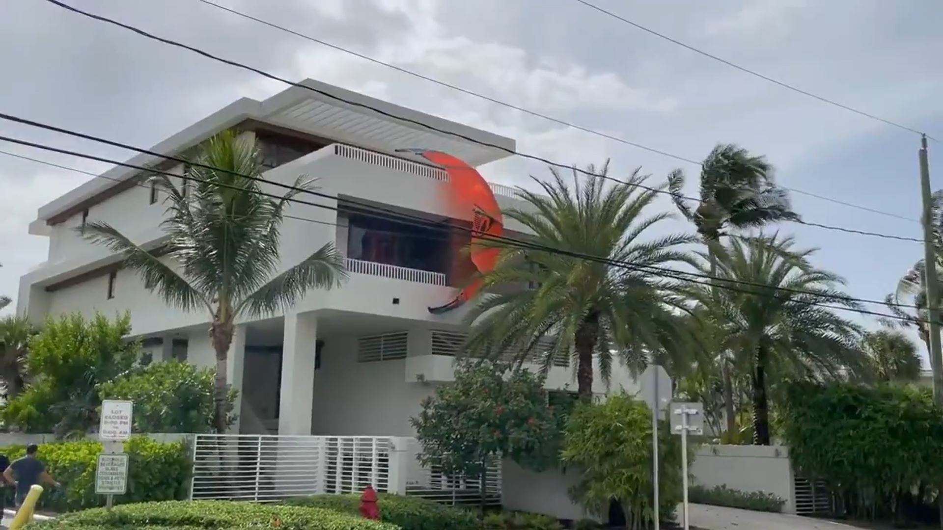 Kite surfer dies after strong winds launch him into Fort Lauderdale