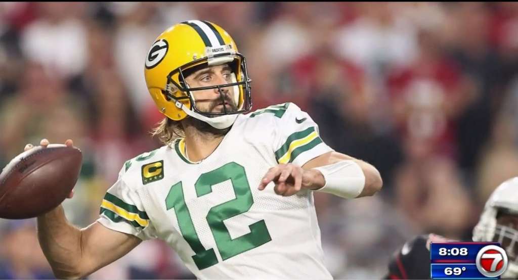 Aaron Rodgers says he will remain with Packers next season