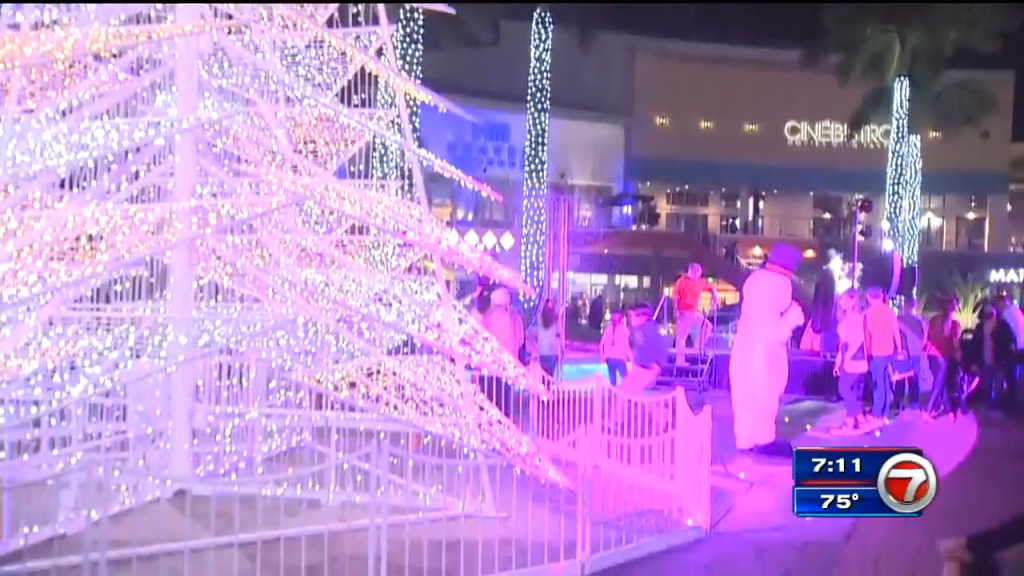 Christmas tree lights up CityPlace Doral – WSVN 7News | Miami News