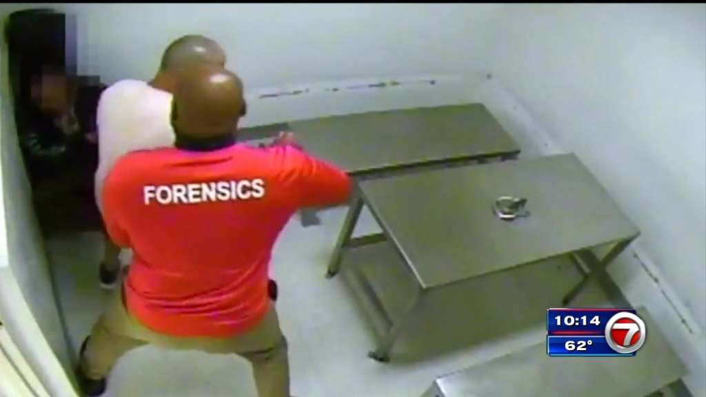 Officer assaulted by prisoner at Miami-Dade Police headquarters – WSVN 7News | Miami News, Weather, Sports