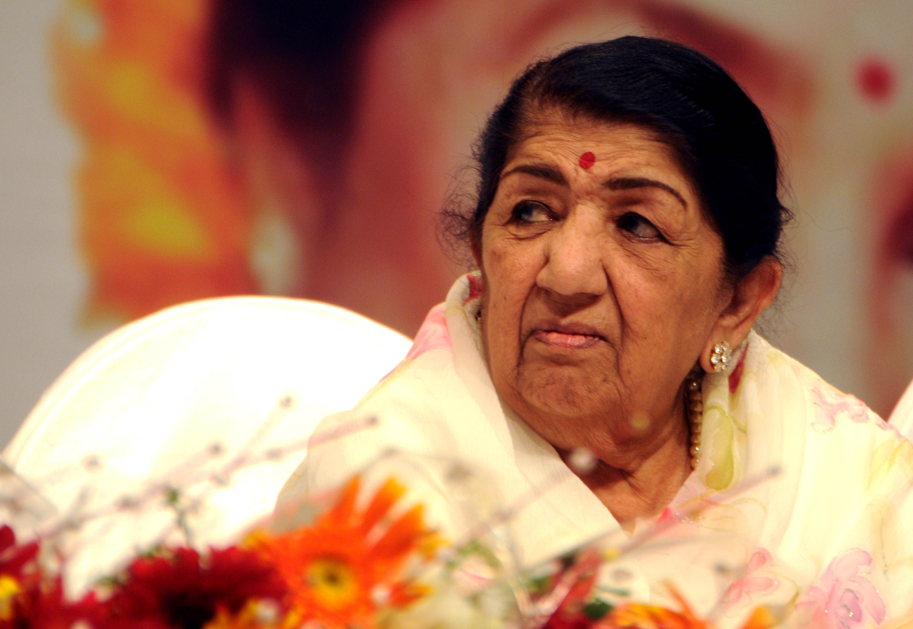 India honors singer Lata Mangeshkar at state funeral, dead at 92 WSVN